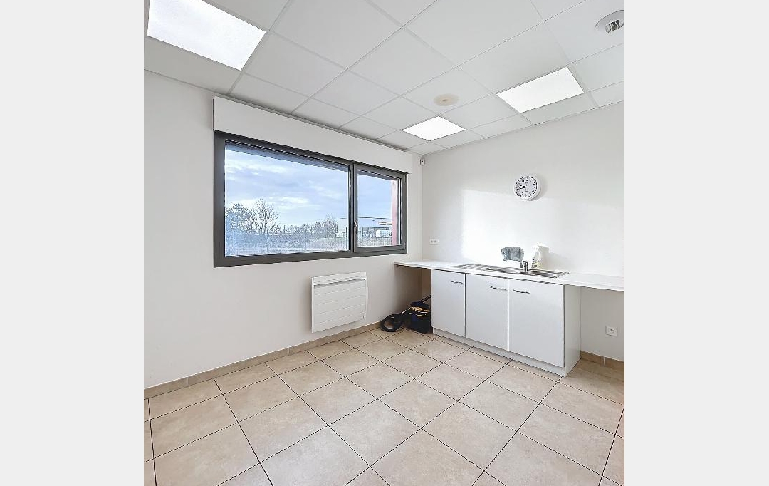 Annonces VALENCE : Local / Bureau | CHABEUIL (26120) | 483 m2 | 760 000 € 