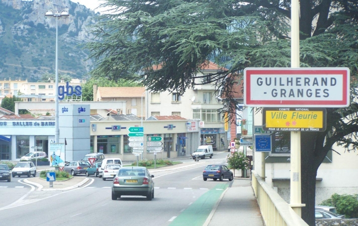 Terrain GUILHERAND-GRANGES 129 000 € Terrain GUILHERAND-GRANGES 129 000 €